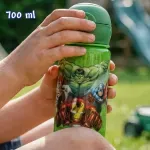 Botella infantil Avengers verde en uso